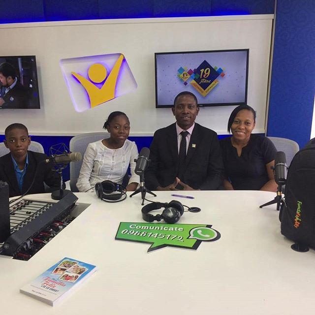 Noel Valencia y su familia en una entrevista de radio