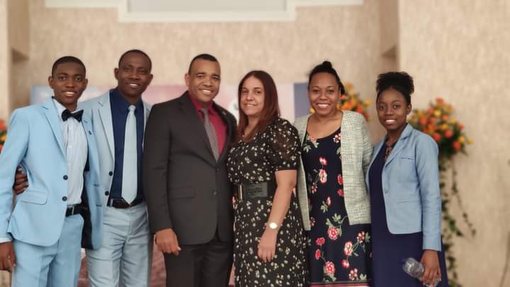 Noel Valencia junto a su familia en una actividad