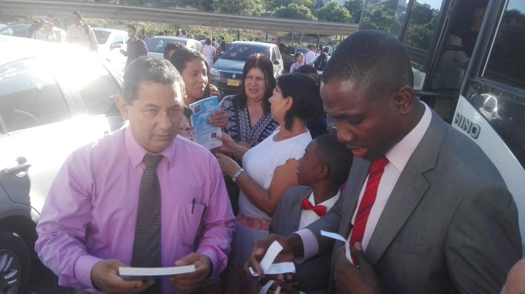 Noel Valencia compartiendo con la comunidad