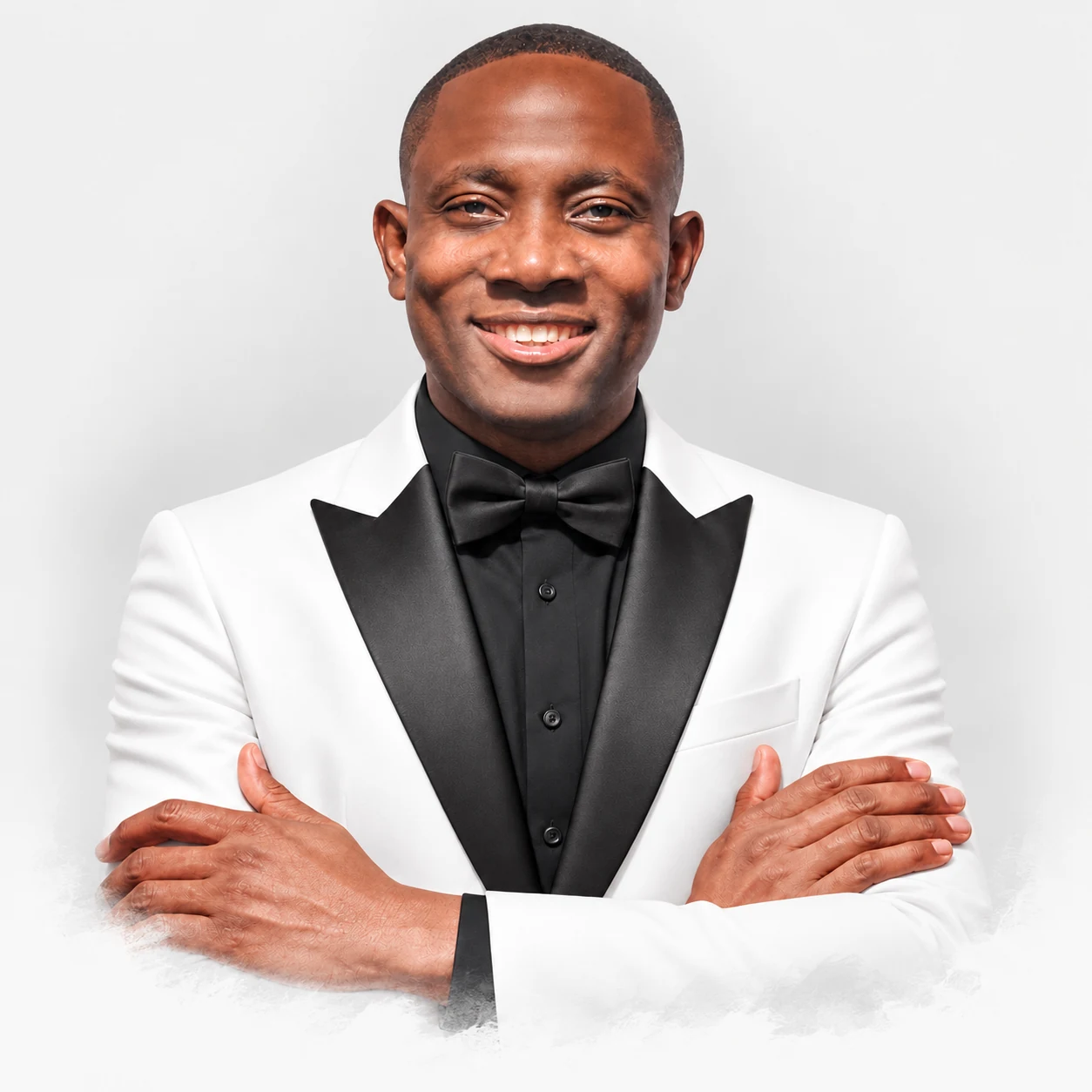 Pastor Noel Valencia con traje blanco